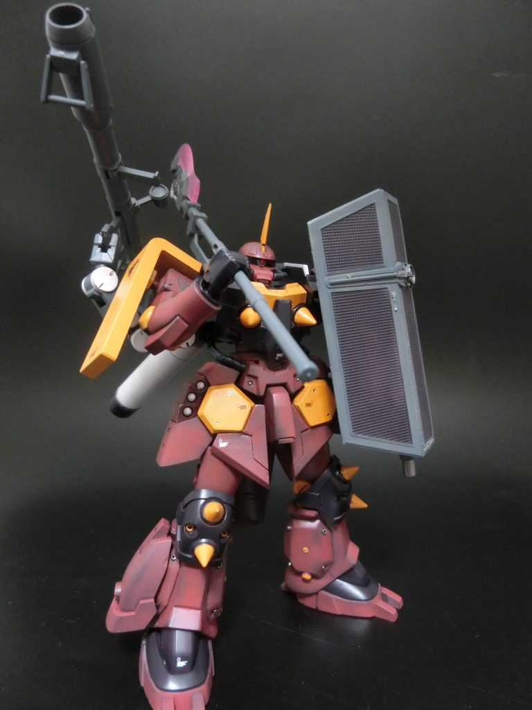 肩のミサイルポッドは無くして首周りをすっきりさせました。代わりに襟を作りました。