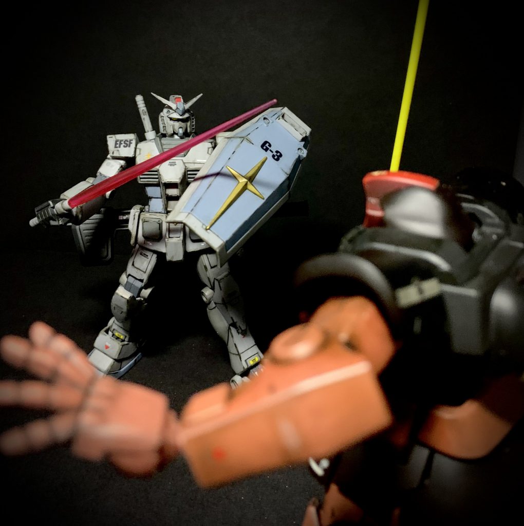 折角なので、シャア専用ドムと戦ってる風なカットも。