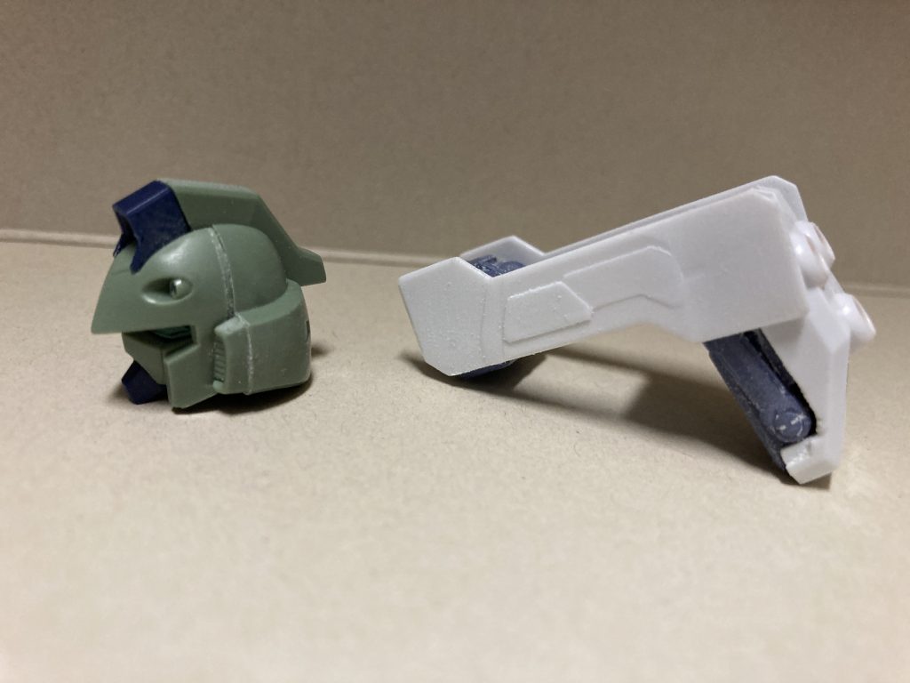 ガンイージはジャンクパーツ(一部接着・スミ入れ済)を分解して使用しました。頭部のみ、余っていたガンイージの頭部を使っています。