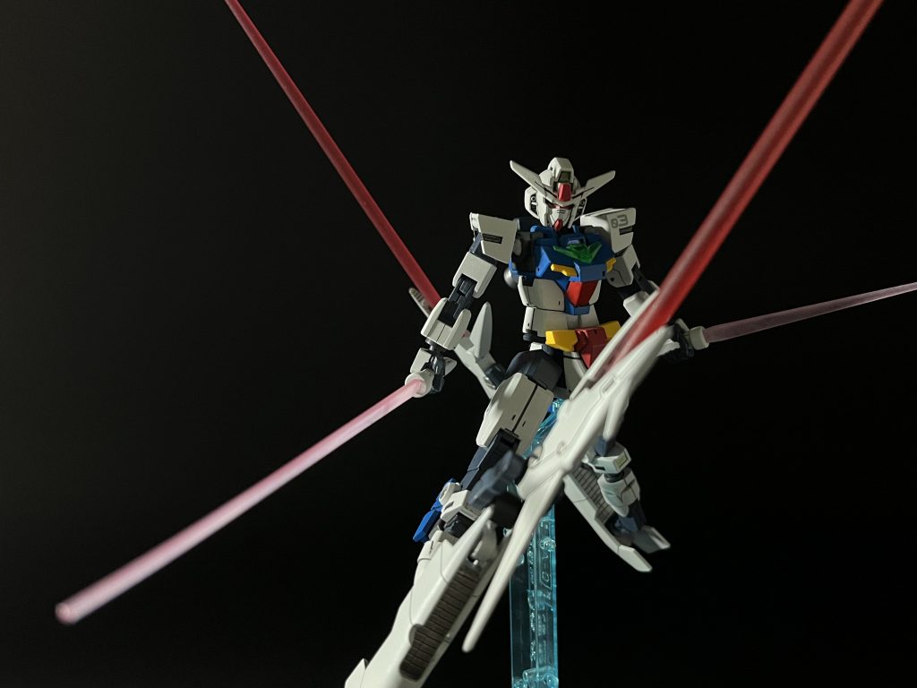 オーキスの下部アームは巨大ビームサーベルが展開可能。アームには可動部をしこたま仕込んだのでエグいくらい動きますが、ポージングが付け辛く、その上写真のフレームに収まらない不具合あり。