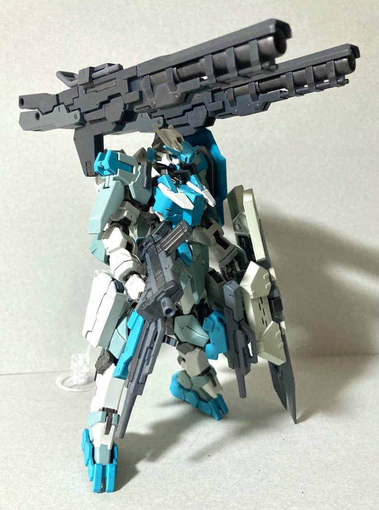 ライオットはその弾丸の大きさから弾数は少なく、一度の出撃で左右三発ずつ。また1回撃つ毎に射出による熱エネルギーをバックパックの大型冷却フィンを用いて冷却する必要がある。