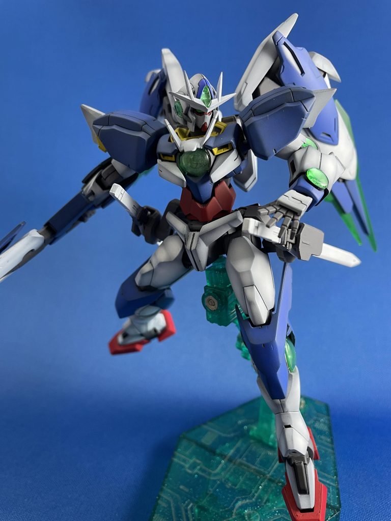 膝アーマーはオーライザーのバインダーに付いてる青いパーツを使用しました。全体はつや消しでクリアパーツのみ光沢を吹いてます。 