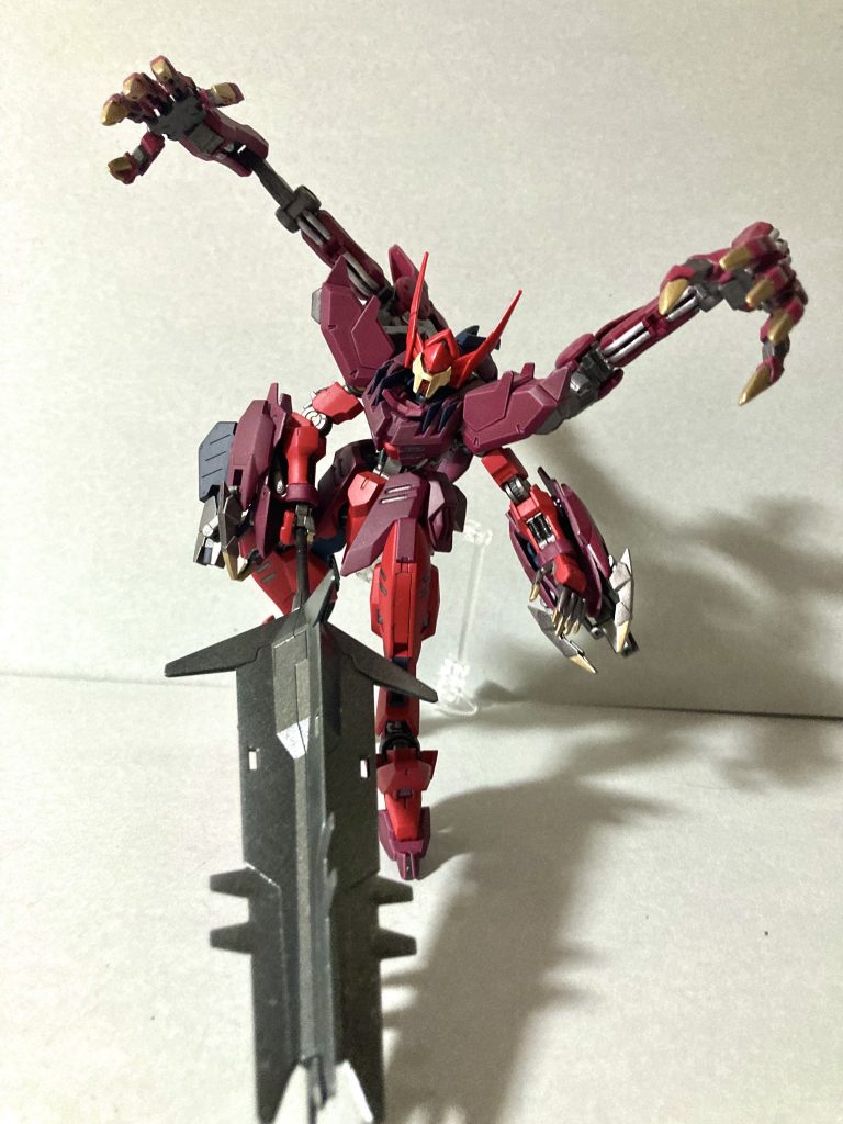 捉えた相手を超巨大メイスで相手を叩き潰す。