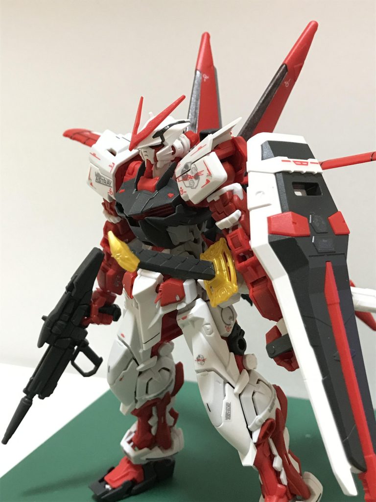 正面からやや後ろに倒れやすくなっていますが自立は可能ですただアドヴァンスジョイントのせいか脚関節が弱く、撮影のために少し動かしてただけで緩くなり、ポージングさせての自立はほぼできない状態になりました