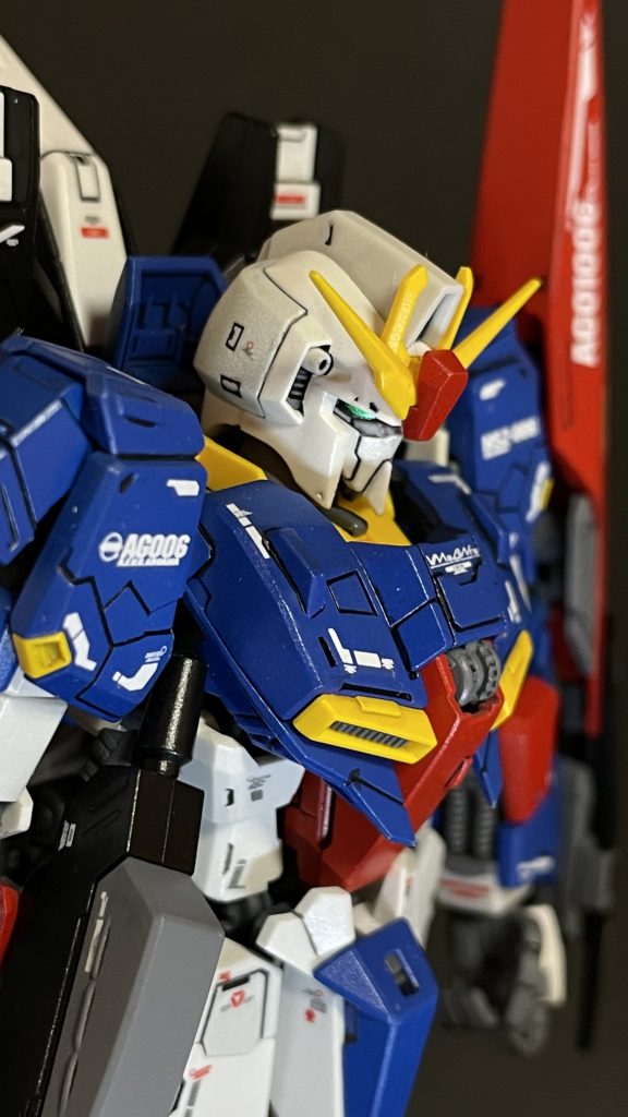 右半身バストアップめっちゃイケメン(笑)目が光るように撮影するのは、至難の業ですよ!全体的に、若干のスジボリ追加と、プラ片の貼り付けでディテールアップしましたよ。