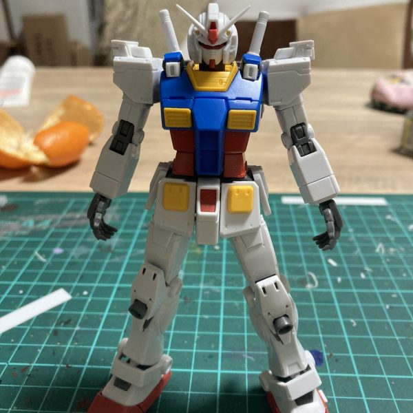 他の方の後期型の作例とか自己流アレンジしながらガンダムを製作中〜、妻からのプレゼント品（2年前）なので、丁寧に作りたいところ…。（1枚目）