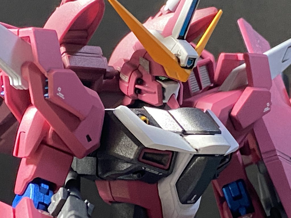 バストショット(°▽°)頭部はジャスティスに寄せて改造。胸部、肩部に追加装甲。肩部の装甲にはスラスターディテールを追加( ^ω^ )