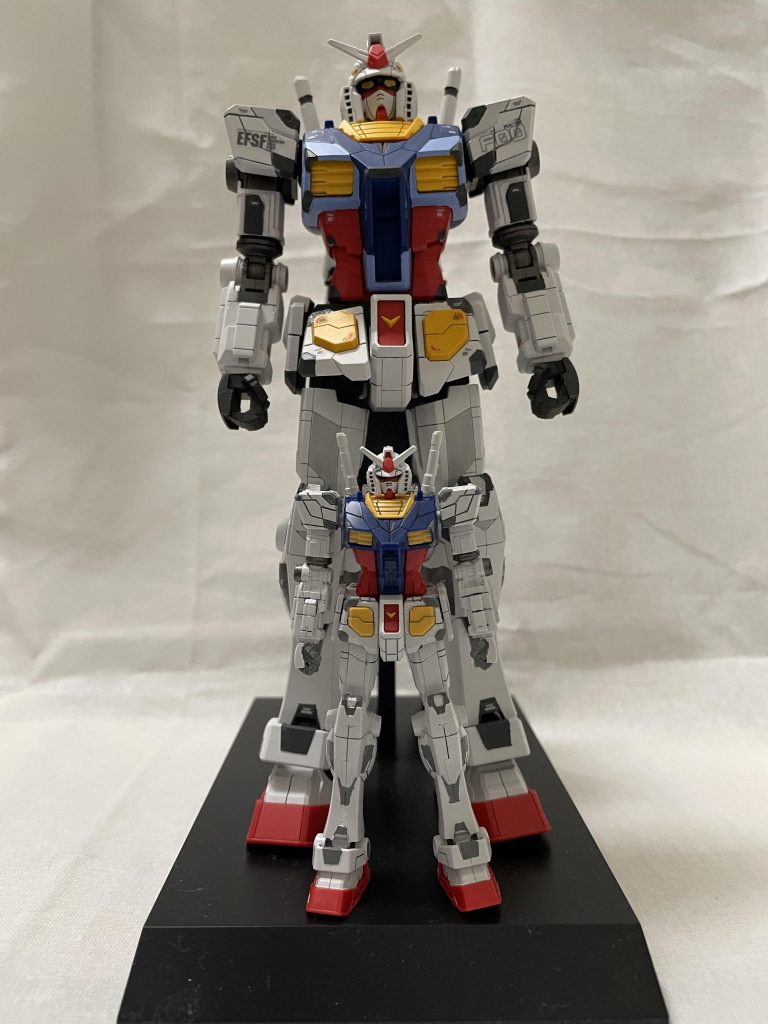 おまけ:横浜ガンダムファクトリー入場記念で貰った1/200のガンダムとツーショット。1/200も小さいながらもディテール細かくてかっこいいですね。