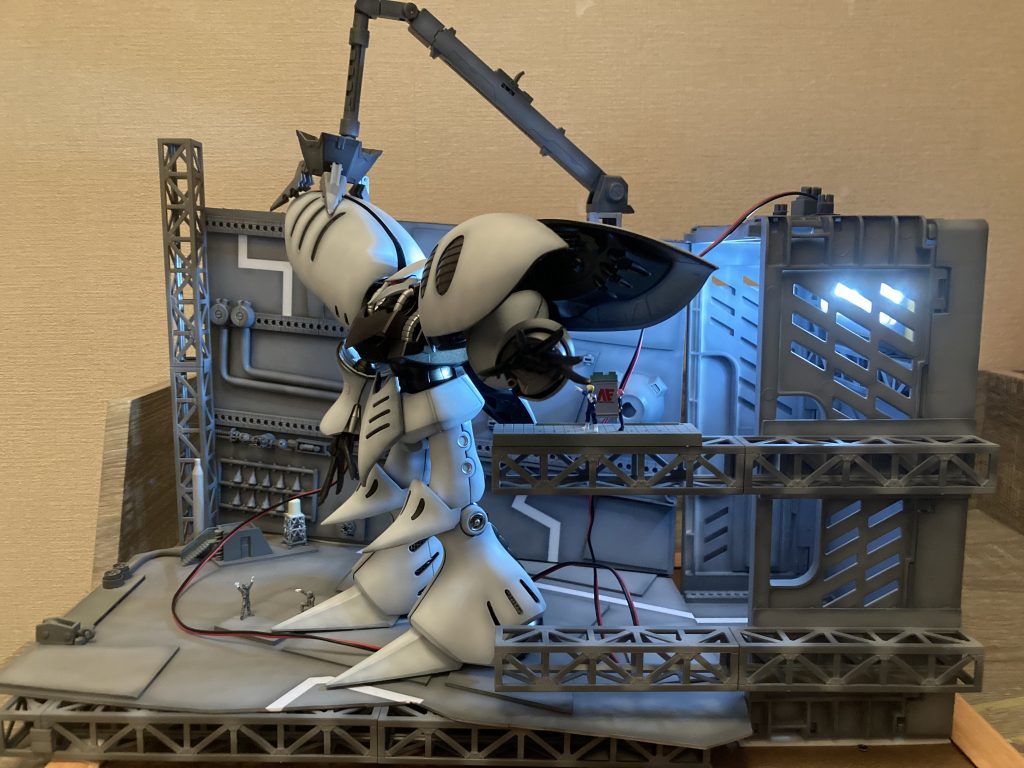 100均の材料とプラ板を使って1から制作しました。