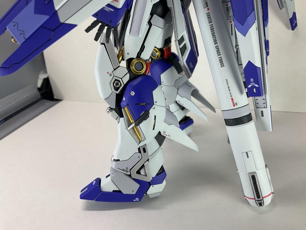 膝裏のコードを赤で色分け HWSと同じく艶ありですコード接続部や脹脛のフレームチラ見え部分も4アーティストマーカー膝アーマー側面のメタルパーツに変更した丸モールドを削り取るのはかなり苦労させられました…膝アーマー前面のモールドは合うメタルパーツがなく繋げてパイプなどにするパーツを使用