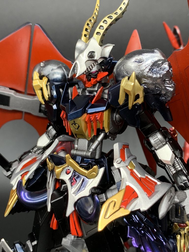 肩はパテでドクロを作ってみました。