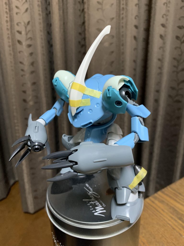 頭がなんだか寂しかったのでキュベレイの顔を削ってくっつけてみました。脚部に仮止めしてるバーニアは結局ボツに。