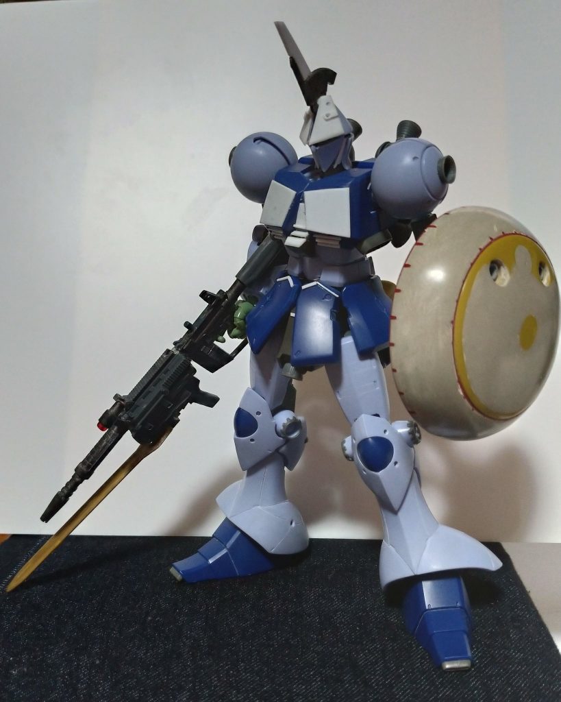 最初の武装案。本来のシールドのミサイルと機雷部分をパテで全部埋めて拡散ビームガンにして……ザクマシンガンに銃剣もつけてグリプスくらいの頃のRジャジャもどき……と最初は考えていたものの、同時期に入手したジム改と時代設定を併せたかったのですが、R35付属のグフシールドが思いの外似合ったのと、グフシールドの方が残党的説得力増すと思ってこちらにしました(地上から撤退成功した部隊の資材でしょうな)。ギャン側のグリップに穴をあけてポリキャップで通してるだけなのでいつでもギャン盾に戻せます。カードビルダーでもグフシールドは全機につけてたくらい大好きです。(ヒートサーベル付きだから格闘複数回入るって理由からだろ……)