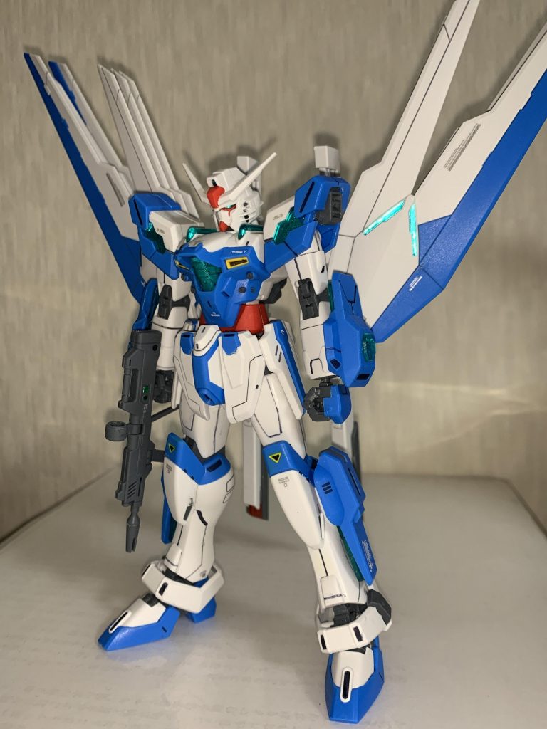 頭部及び胸部バルカン、アンクルガードと足のシリンダーをジャーマングレー、膝の逆三角は黄色と黒のエナメルにて塗っております。クリアパーツは裏をシルバーで塗って発光を良くしています。また、胴体が重量の影響でかなり後ろに逸れるので、プラ板をお腹に仕込んでそれなくしています。