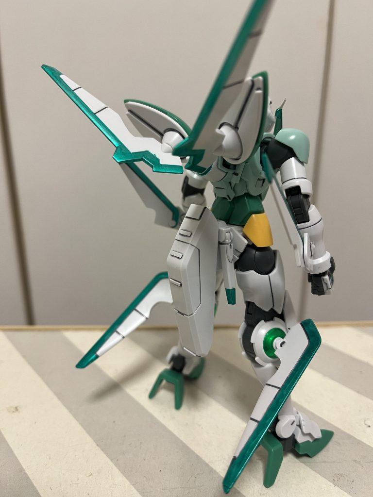 ビームサーベルは設定画では横に、地面と平行に刺しているのですが、アクションの邪魔になるのと、折り畳み機能もせっかくあるので畳んでます。アストレアも同じなんですが、腕動かすとボキッと折りそうなんですよねw