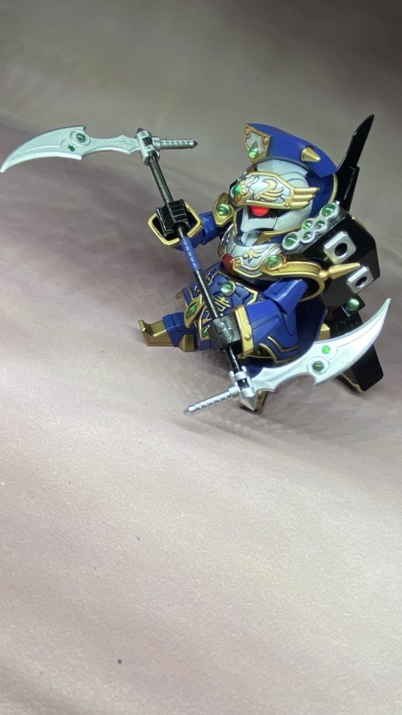 塗装は下地にグレーサフを吹いたあとにガイアカラーのマーズディープブルー。あとはバウ同様マスキングできるところはマスキングして細かい部分は筆塗りになります。バウもですが本当は金一色だったりする箇所もありますが色を追加などして単調にならないようにアレンジを加えています。
