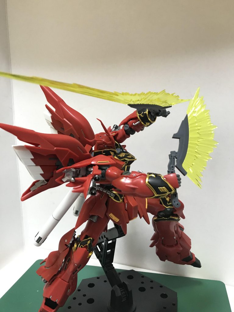 ビームアクス大小のエフェクトパーツがあり大きい方だと迫力がありますまたこちらも袖に干渉するため注意しないとすぐにメッキが剥がれます