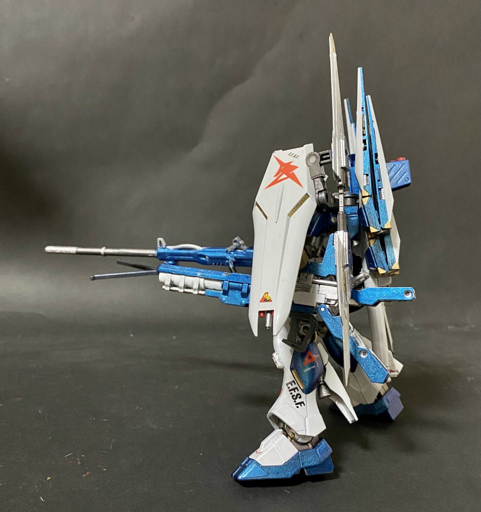 背中のバズーカはヴェスパーみたいに展開します。