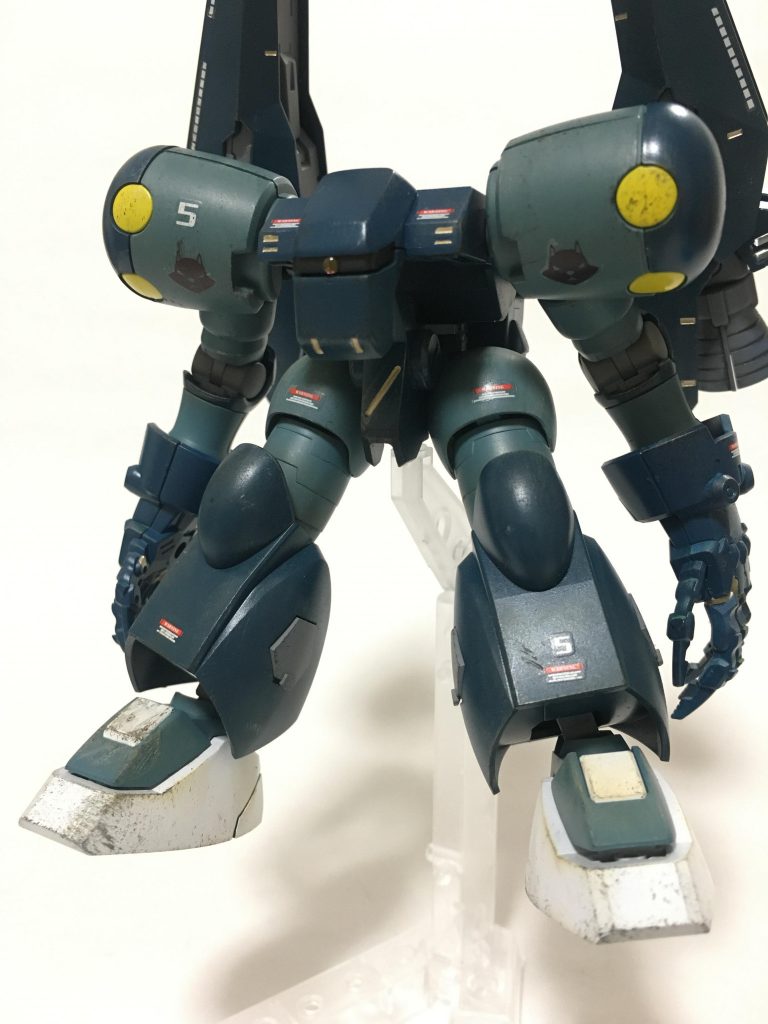 浮遊ポーズ。このくらい寄らないとウェザリングが目立たないですね…