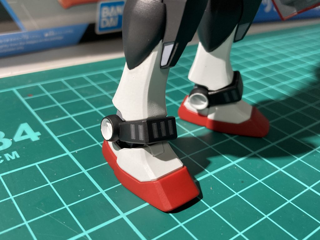 1号機特有のアンクルガードのスリット部。本来であれは彫り込んで再現するところですが、技術も道具も無い僕はありがたくデカールの恩恵に授かりました。