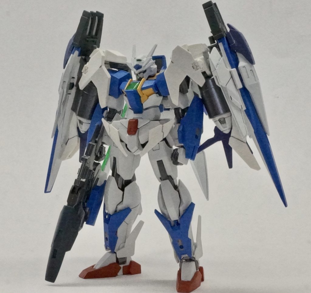 　カラーリングは、ダブルオーと試作1号機フルバーニアンをイメージしています。　HWSの発展型という設定を強調するため、バインダー部にマルチミサイルランチャーをくっつけています。ダブルオースカイの籠手でディテールを足している点もこだわりです。