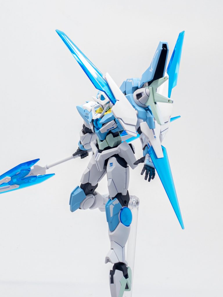 イージスモード3つのスタビライザーをY字型に展開し強力なGNフィールドを展開する。