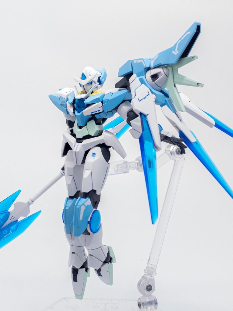 GNイージスバックパックからアームを介して左肩に装備される太陽炉を搭載したバインダー。3つのスタビライザーの展開やバインダー自体の位置によって様々な機能を発揮する。