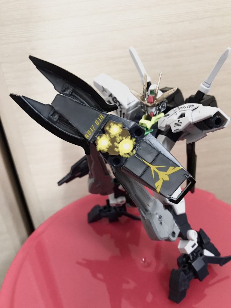 「ここは譲れない！」シールド内蔵拡散メガ粒子砲剥き出しになっている発射口を守る為にシールドにはIフィールド発生装置も内蔵されている