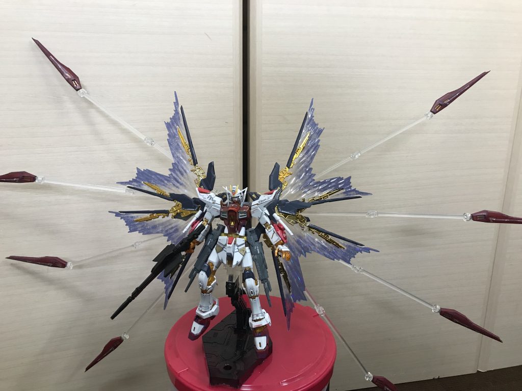 ドラグーン展開エフェクトパーツはABS樹脂なので壊れないように注意しながらポージングをとらせてます