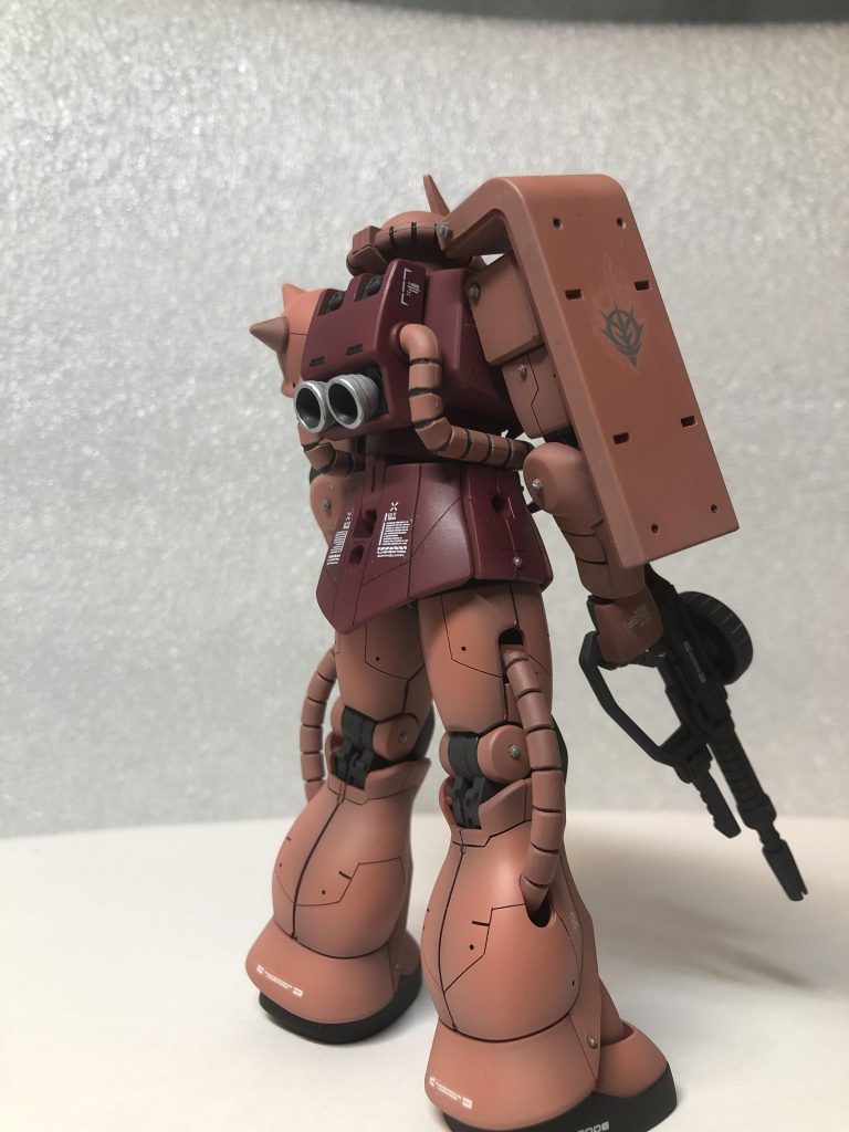 HG シャア専用ザクII–3枚目/制作者：おやプラ