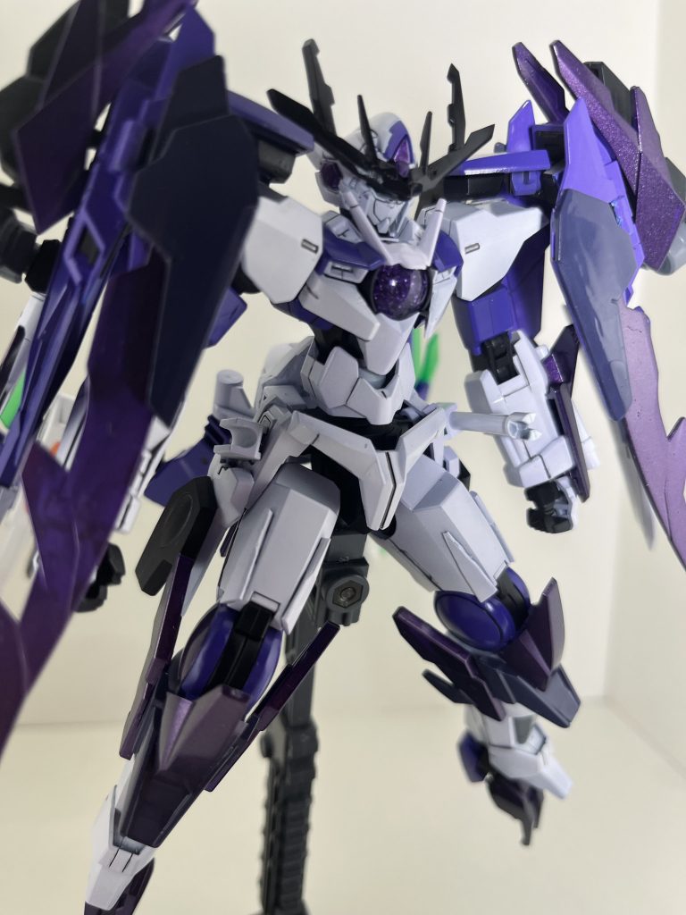 ホワイト部はサフがサフEVOブラック、1層目にホワイト9割パープル1割、2層目にクールホワイト単色を薄く塗りました。若干紫がかっているのが伝わるでしょうか…