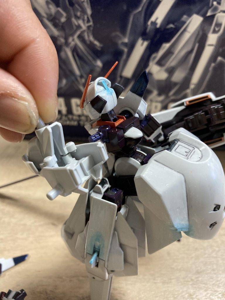 背中の形状ですが、設定では手に持ってるパーツの様にスラスターが人間で言う肩甲骨あたりの位置にある事に気づき、後になってから改修すればよかったなーと。