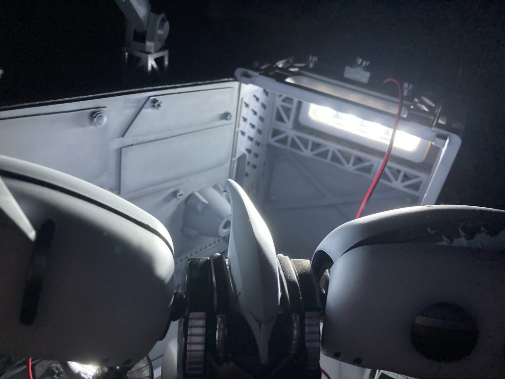 自作の格納庫奥には百均のマグネット式LED電池を設置しているので好きな時に光らせることができます。より雰囲気と臨場感が出ると思い意図的に制作しました。