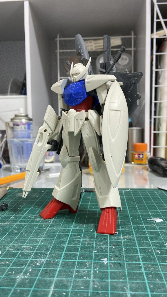 流石にパーツ分けは旧キット。足の可動範囲をほとんどいじらなかったのでポージングに苦労してしまいます。