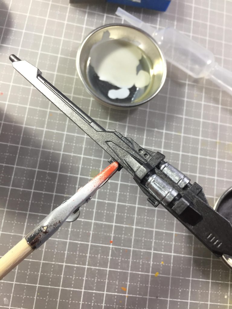 ライフルの質感ってどんなもんだろ?から始まり、鉄色かな?から全体の塗装をメタリックにすることが決まりました。本体は、焼鉄(関節部や手などにも。重宝してます)パーツ分割部?などの所々に、黒鉄シリンダーは、シルバーで