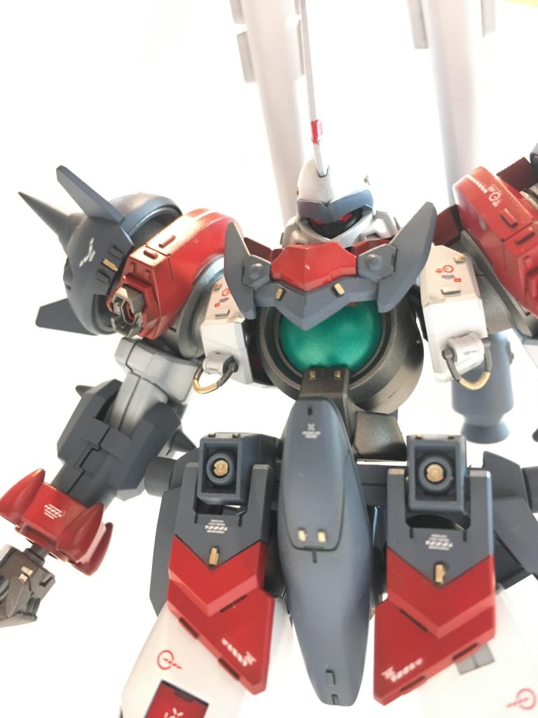 遠目では気づけないと思うのですが、今回頭部はモノアイではなくツインアイにしました。あと両胸の輪っかも何気に気に入ってるポイントです。