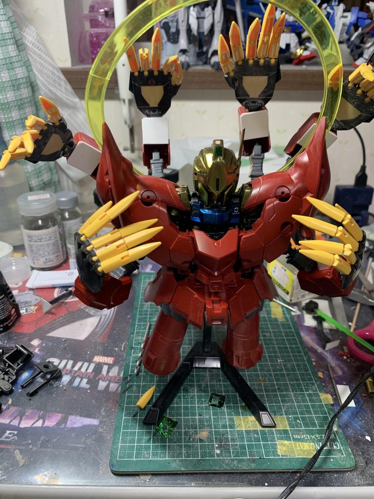 何か使える物は無いかと考えたところ、ガンダムジエンドの肩の盾?がいいんじゃないかと思い、メルカリ、リサイクルショップ総動員で3体揃えました‼️腕が短くて表情が付けづらかったので、余ってたジエンド3体分の腕フレームを使い、自由に動かせるようにしてます💪
