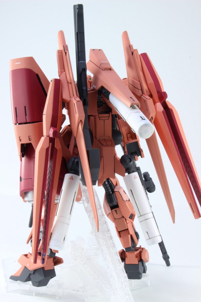 バックショット。とにかくモリモリです。メガライダーの上に付いていたメガバズーカランチャー部分はスタビライザー化＆プロペラントタンクを装備しました。色々高エネルギー武器があるので、プロペラントタンクは3個装備しています。クレイバズーカも申し訳程度に装備させています。笑相変わらずの製作スピードです。今回は特にモチベーションが上がらず、スミ入れ〜写真撮影までは本当に適当になりました。次作るモノは簡単に済ませて、綺麗に作ることを目標にしたいです。(いつも言ってる気がする。)…また次投稿するのは半年後かな〜1年後かな〜