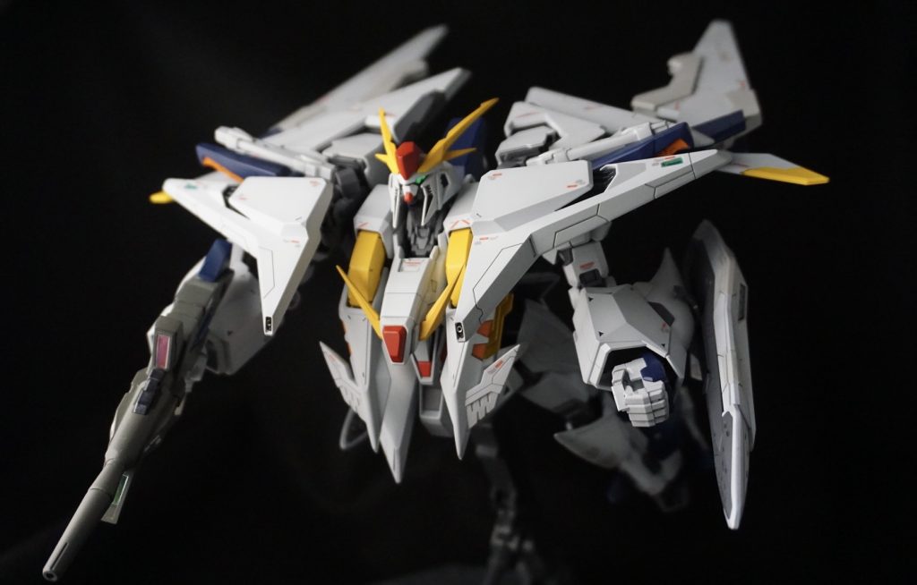 アーマー先端にあるバルカンみたいな箇所はメタルパーツに変更。ツインアイは百均で買ったラピーテープを使用してみました。なかなか効果的だと思います。