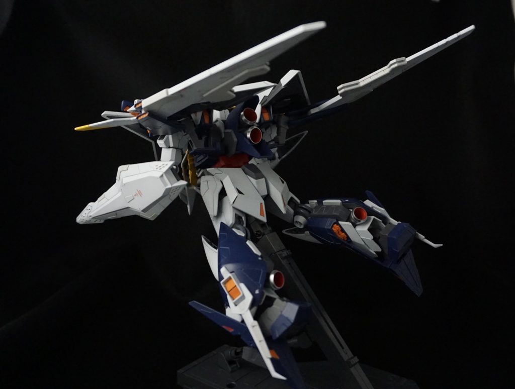 フライトモード変型時に踝にあるバインダーみたいな箇所が干渉で破損しそうでしたのでネオジム磁石を使って着脱式に変更しました。外れ易くはなりましたが折れるよりはマシかと・・・