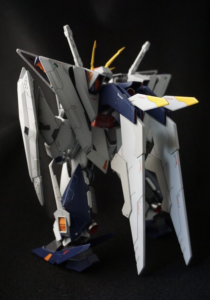 改修ポイントは腿を１ｍｍ延長し、アーマー各所にあるグリーンのセンサー類を百均のUVレジンを使ってクリアパーツ化しました。他にはハンドパーツの肉抜き穴もエポパテで埋めました。