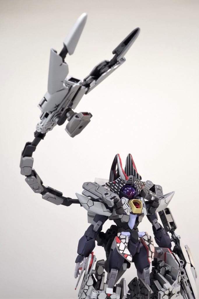 のびのびアーム右腕のクローはアルスアースリィのライフルから。マグネット接続で開閉できるようにしてあります。