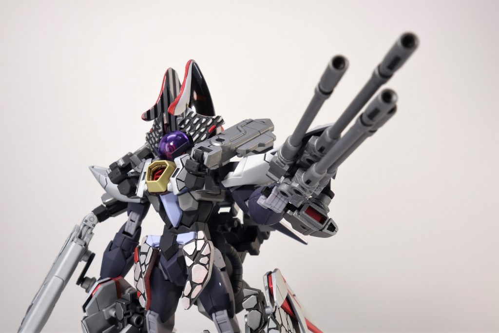 雑に束ねた対空砲アーマー荷重のせいでポージングが怪しいですが、モチーフ元の方もアクションは最低限だったのでヨシ!