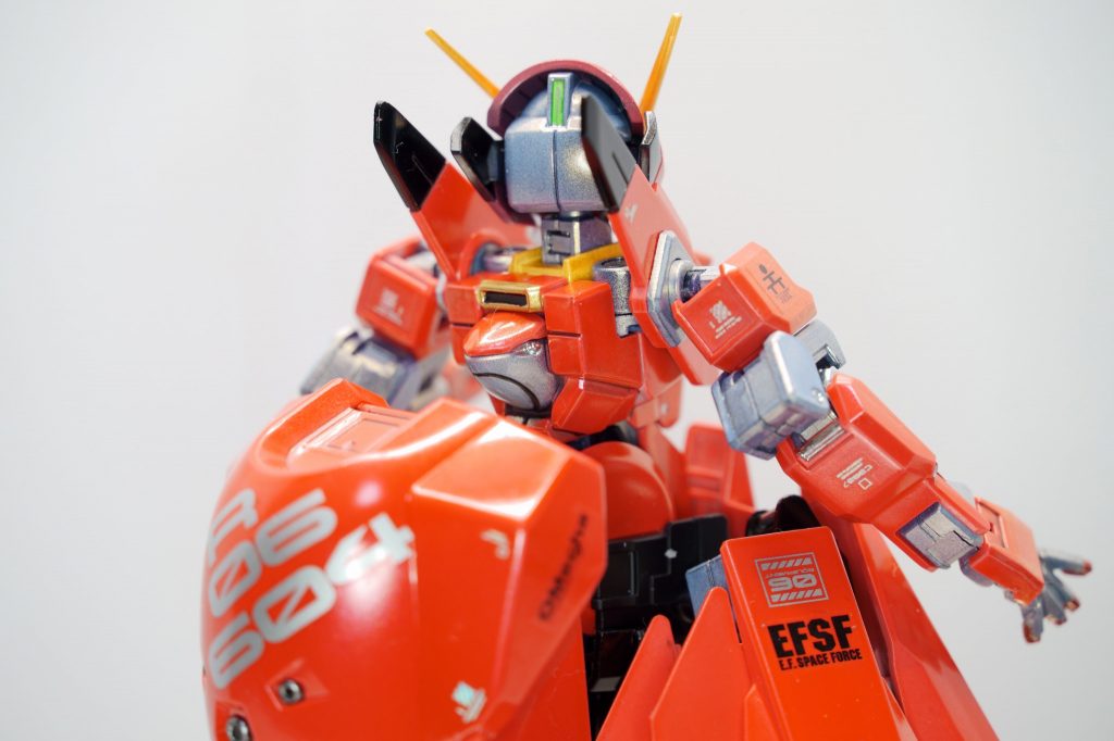 どうやら背中開きのドレスのようです。