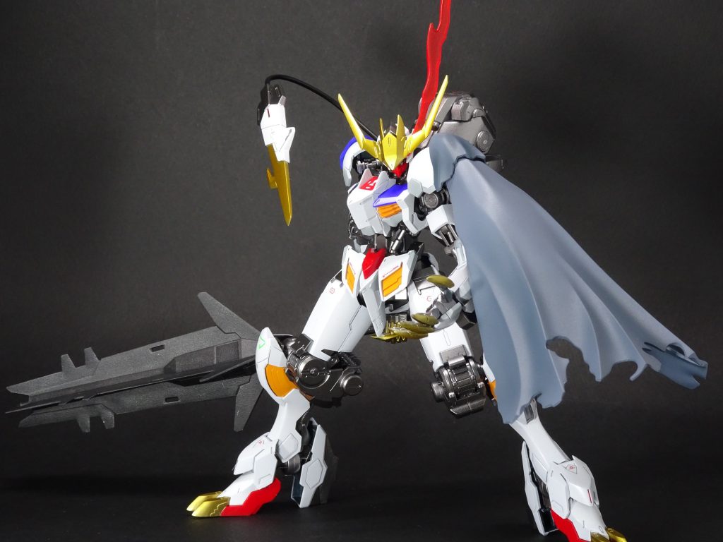 境界○機のプラモを手に取り、真っ先に思い付いたネタです。もともと外連味あふれるルプスレクスをMGバルバトスのツノ・フトモモ流用によりアメインの関節構造に寄せることで一層の異形感を出しました。シルエットやイメージは、スーパーロボット大戦のオリジナル機体『ヴァイサーガ』をモチーフに、コトブキヤのマントを取り入れました。