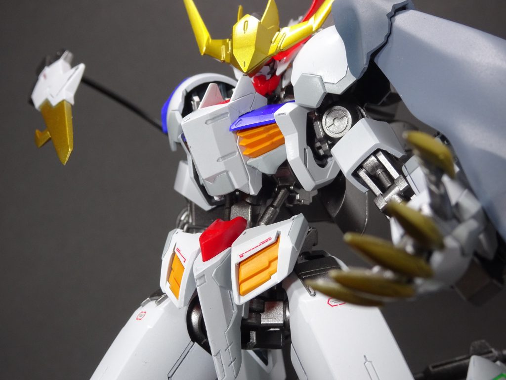 内部フレームは、クレオスの8番銀を下地に、ガイアのスターブライトアイアンを重ねました。ガンダムフレームは何百年も保つ設定なので、並大抵のことで傷つきはしないもの、としてキレイに仕上げてます。ツノ・ネイル・しっぽ先端の金は、タミヤエナメルフラットアルミを下地にゴールドリーフを重ねたのち、クリアーオレンジで色味を整えました。特にネイル部分はマスキングはとてもとてもなので、軽くマスキングし、はみだし部分をふき取りすることで調整しました。