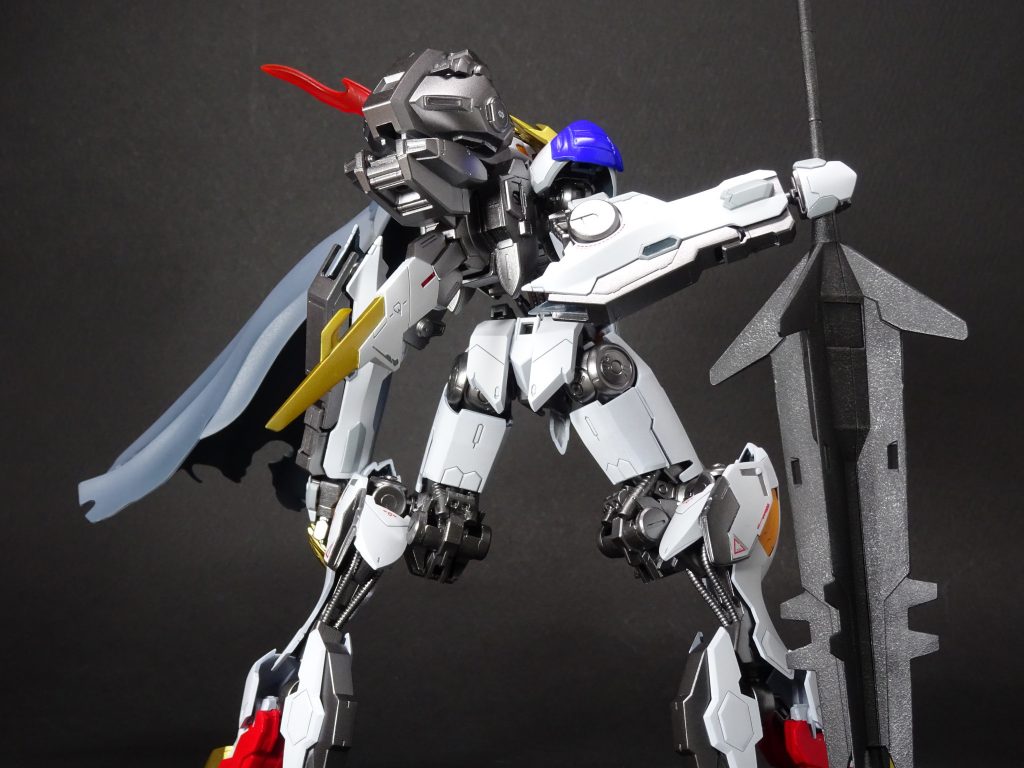 境○戦機の機体とバルバトスは、設定上の大きさが異なります。今回、境界戦○のプラモと並べて楽しむことが目的のため、異世界転生によりバルバトスが小型化、というトンデモ設定としました。ただし、小型化すると構造上、胸に人が入れないことになるため、ワープの最中、コックピットが新造された、ということにしました。