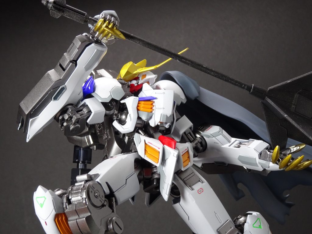 装甲は、いつもの仕上げです。白:ガイア・EXホワイト赤:ガイア・富野由悠季の赤黄:ガイア・橙黄色青:クレオス・EXAMブルー1こちらも、装甲に塗布する塗料が強度の源であるという設定からキレイに仕上げてます。各所のマーキングは、鉄血の世界は文字が読めない人間が多いだろうとの想定から、文字中心ではなく、図形のものを配置してます。