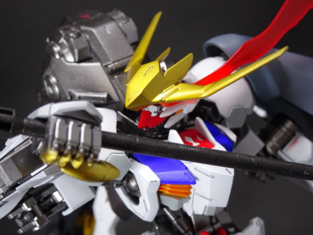 今回、特徴的な造形の他取り組んだのが、塗装表現です。・武器:鋳造表現的塗装「マテバ塗り」・内部フレーム:メタリック系塗料・マント:シャドーによる陰影・装甲:いつものキレイ仕上げ