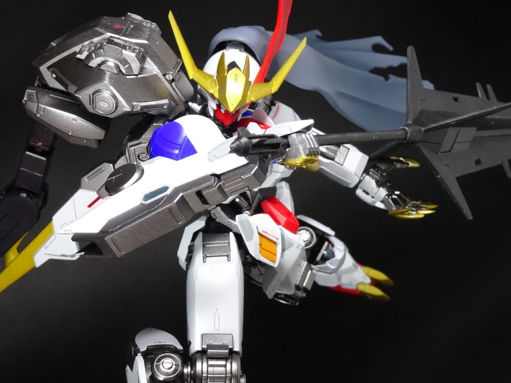 コックピットは、キャンピングカーなどで車輌上部に取り付ける寝床のオプションパーツをイメージし、HGUCヘイズルのバックパックをミキシングしました。赤色△の位置にパネルラインを入れてあり、そこが前後に開いてパイロットが出入りする設定です。サイドの小窓からは、食料などを受け渡しする用途などに使います(どうでもいい)